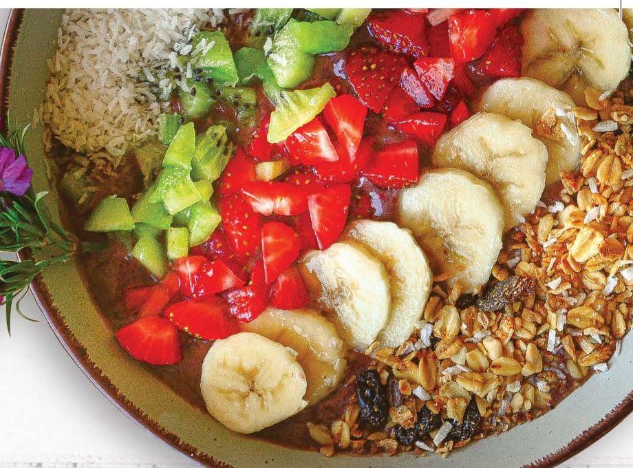 Smoothie bowl at Mundaka, one of the best Jaco restaurants for breakfast